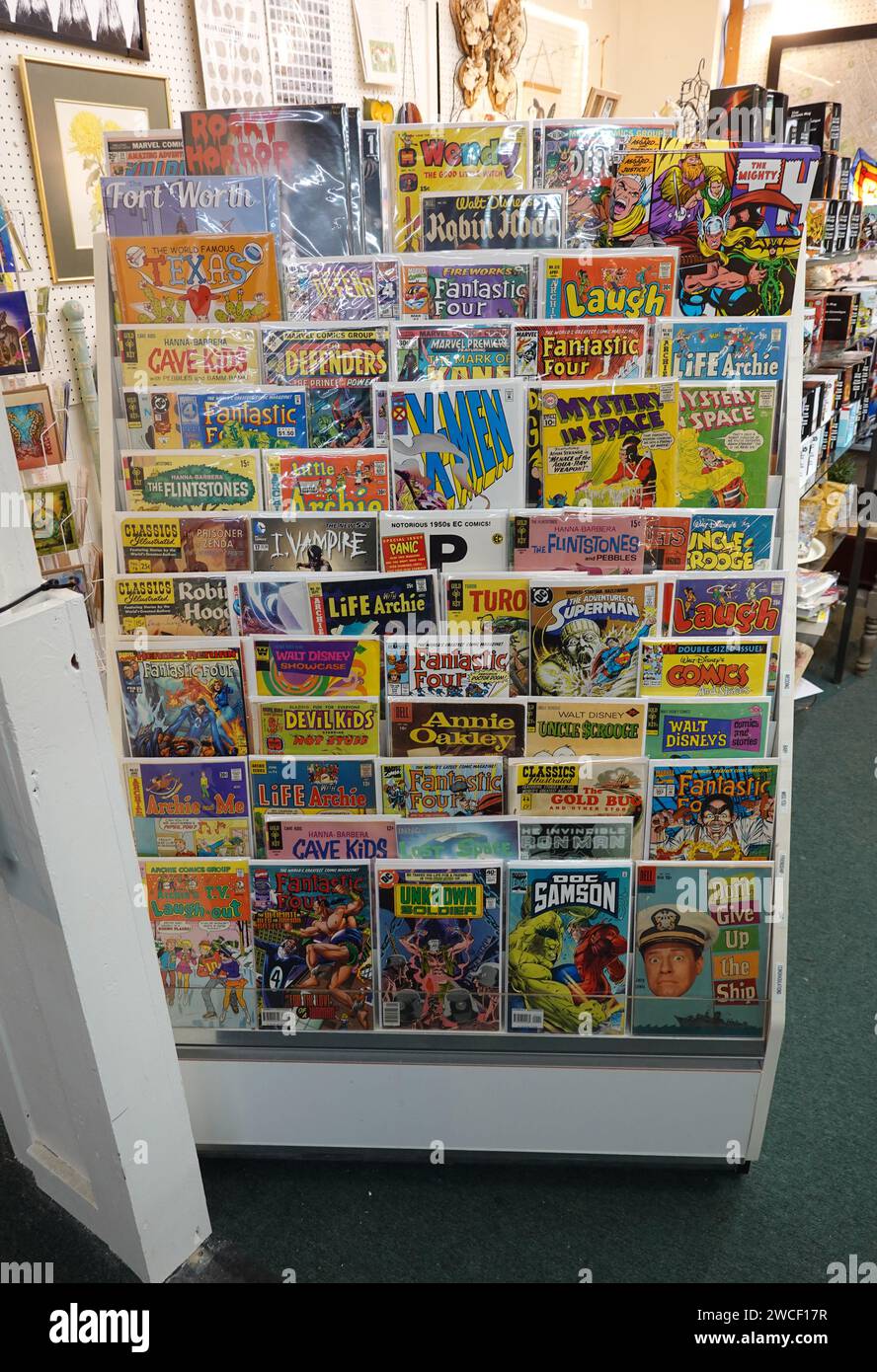 Une variété de bandes dessinées en vente dans un magasin d'antiquités - novembre 2023 Banque D'Images