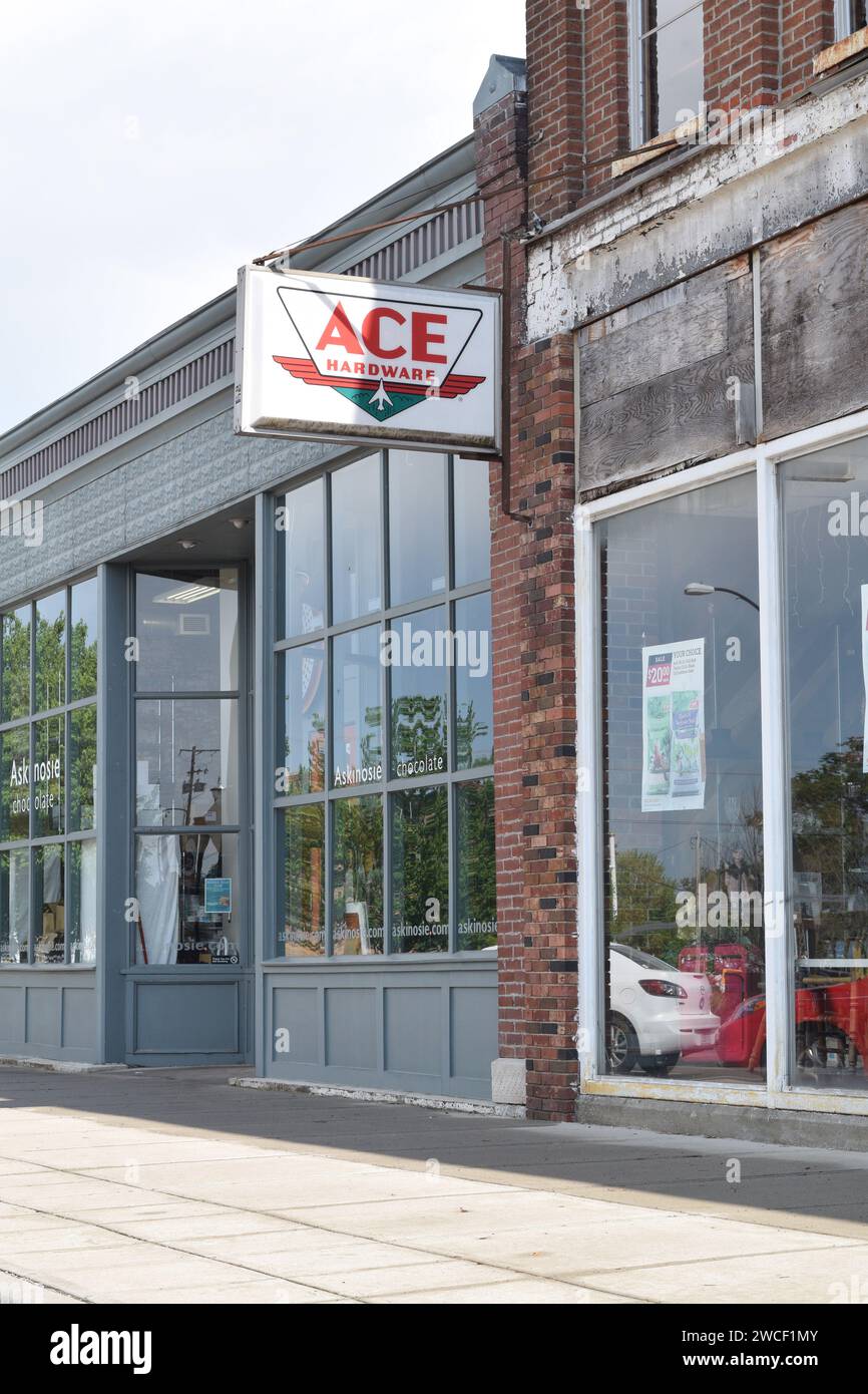 Extérieur d'un magasin Ace Hardware près du centre-ville de Springfield Missouri - mai 2023 Banque D'Images