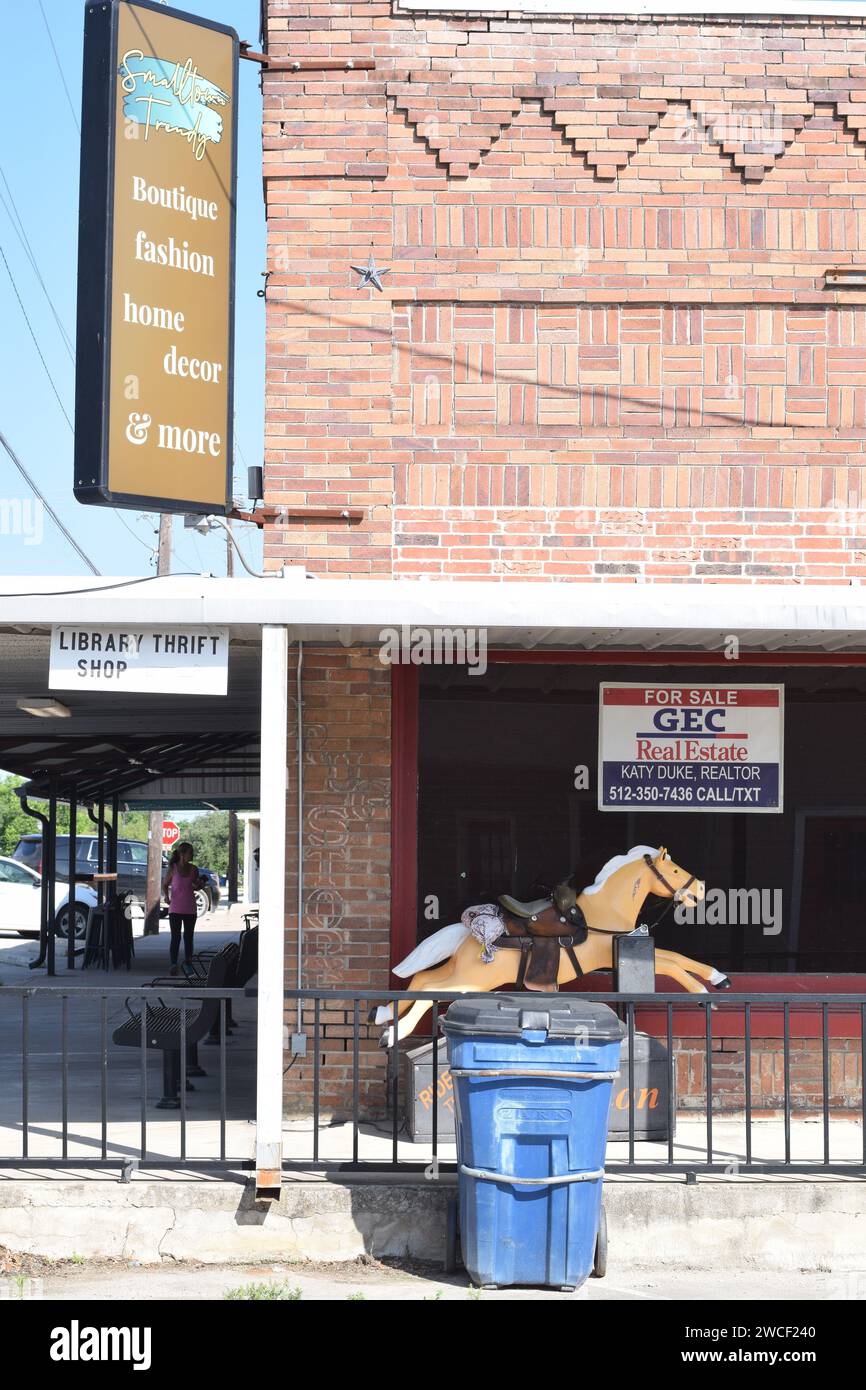 Vitrine vide à louer dans le centre-ville de Bertram Texas, balade à cheval au premier plan - mai 2023 Banque D'Images