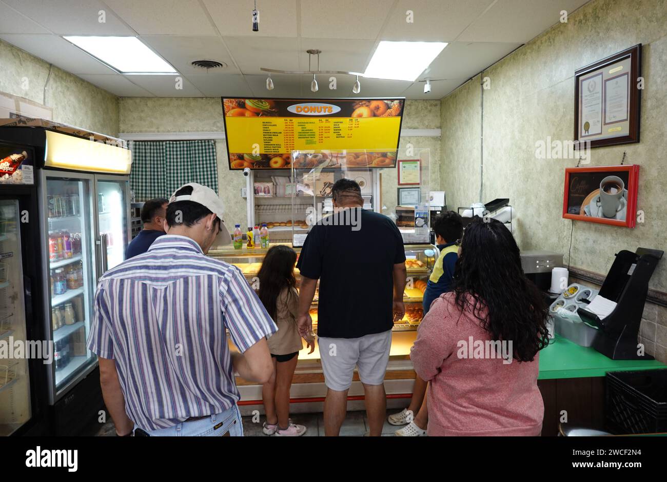 Clients faisant la queue dans un magasin de beignets - novembre 2023 Banque D'Images