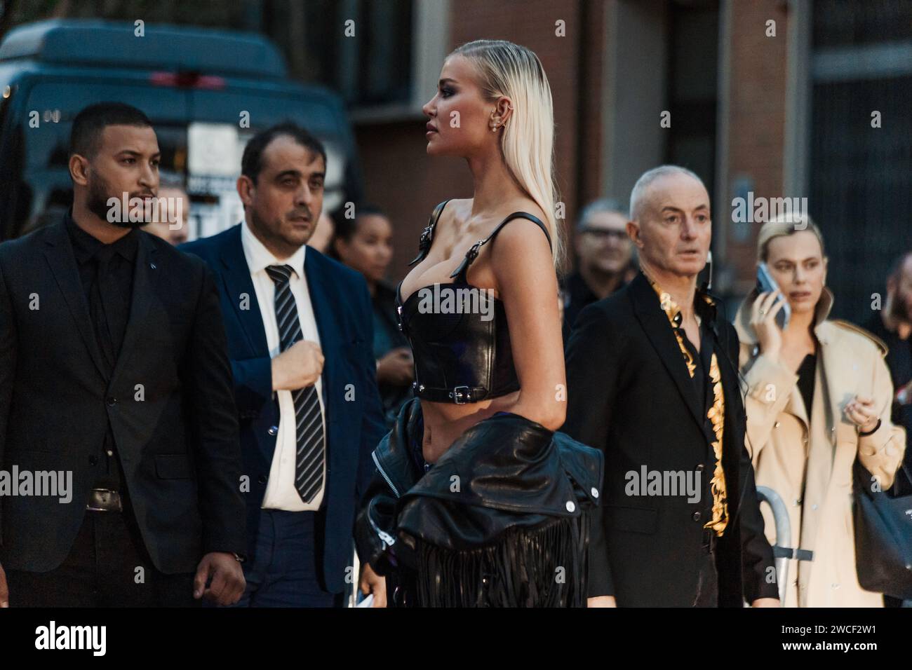 Un invité à l'extérieur du salon Versace pendant la Fashion week de Milan vêtements pour femmes Printemps/été 2024. Banque D'Images