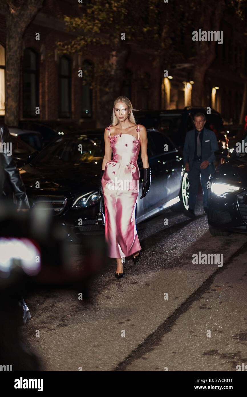 Leonie Hanne à l'extérieur du salon Versace lors de la Fashion week de Milan vêtements pour femmes Printemps/été 2024. Banque D'Images