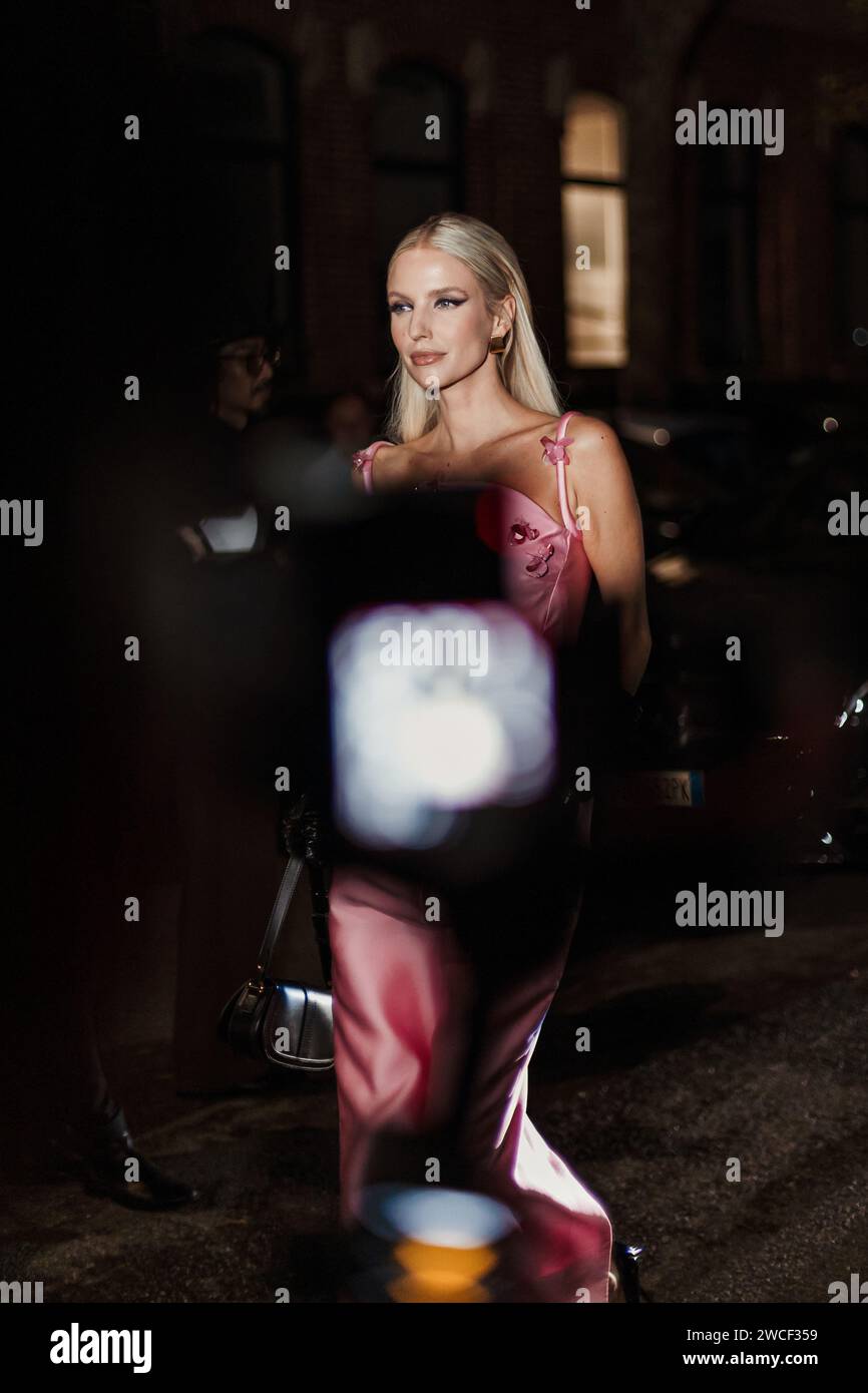 Leonie Hanne à l'extérieur du salon Versace lors de la Fashion week de Milan vêtements pour femmes Printemps/été 2024. Banque D'Images