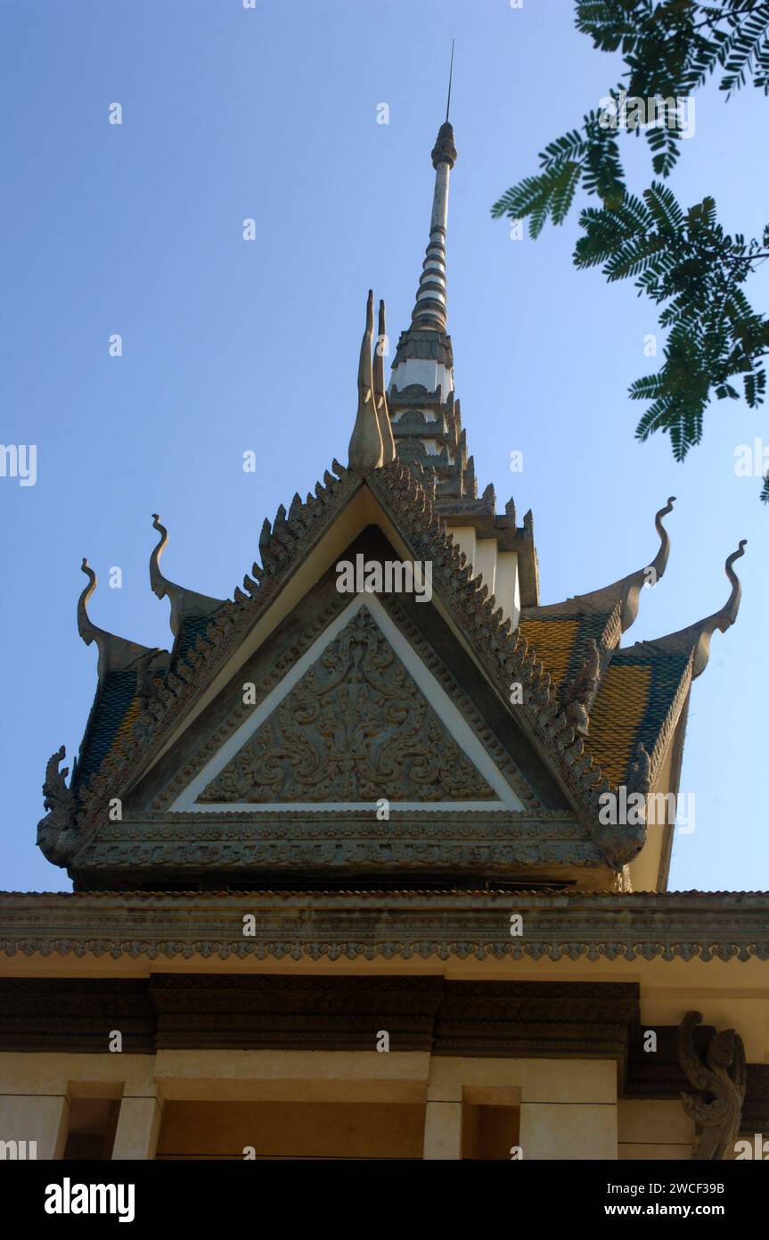 Monument rempli de crânes humains sur les champs de tuerie du Centre Choung Ek, victimes des Khmers rouges, Phnom Penh, Cambodge. Banque D'Images