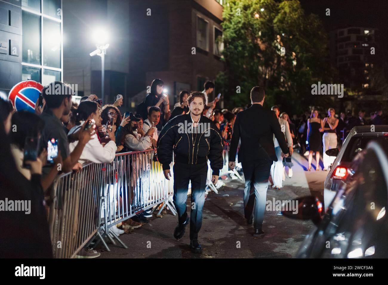 Cole Sprouse à l'extérieur du salon Versace lors de la Fashion week de Milan vêtements pour femmes Printemps/été 2024. Banque D'Images