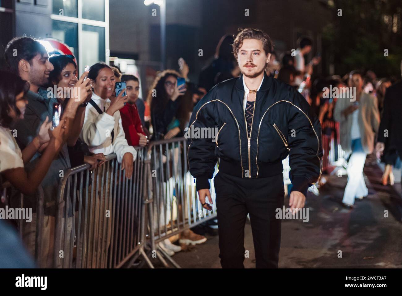 Cole Sprouse à l'extérieur du salon Versace lors de la Fashion week de Milan vêtements pour femmes Printemps/été 2024. Banque D'Images