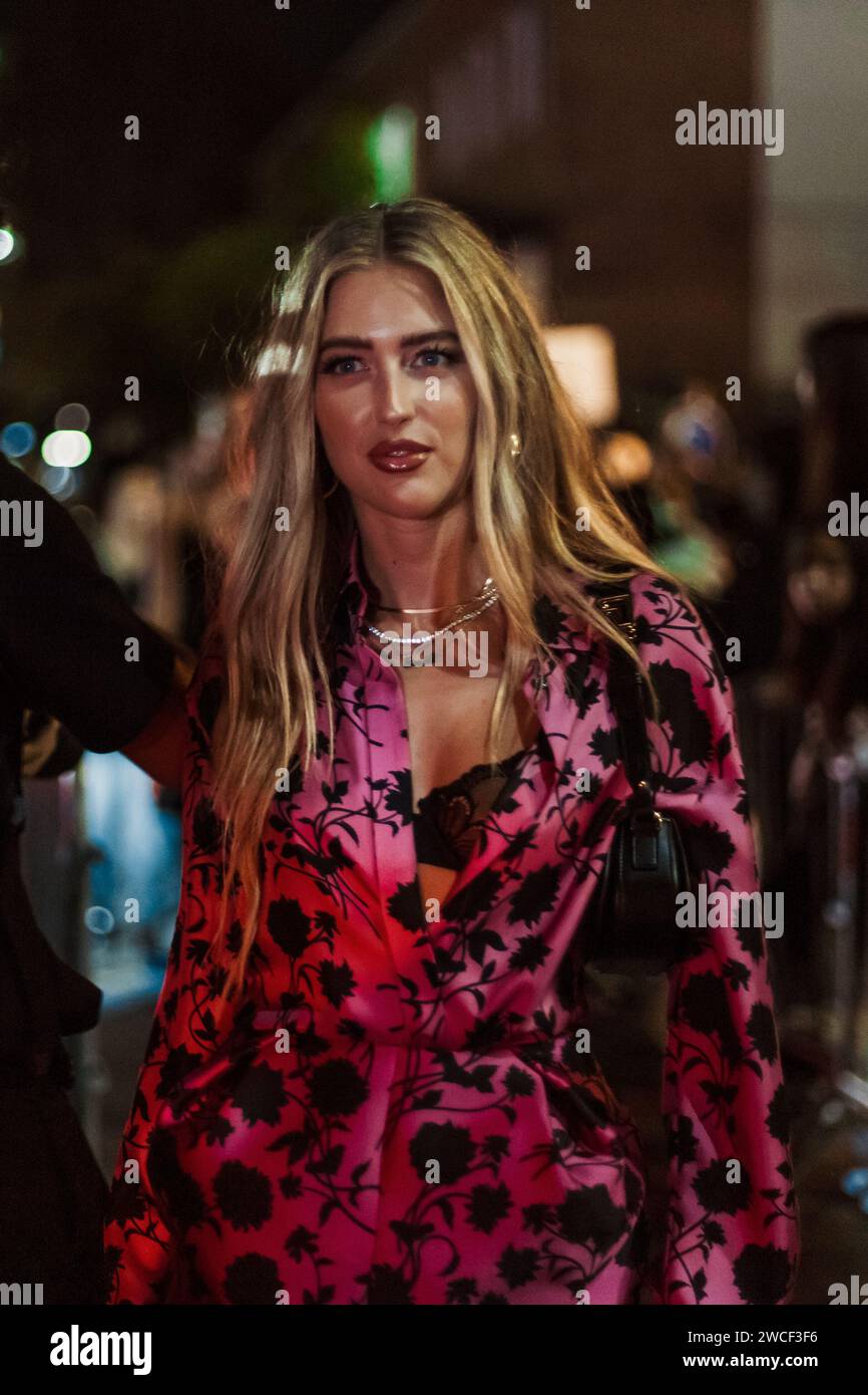 Emily Sindlev à l'extérieur du salon Versace lors de la Fashion week de Milan vêtements pour femmes Printemps/été 2024. Banque D'Images