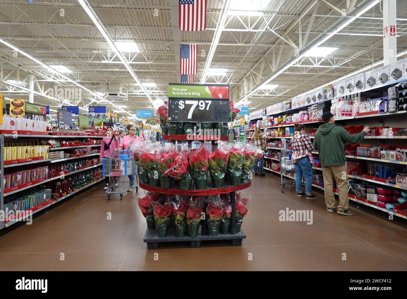 Les clients magasinent pour des décorations de Noël dans l'allée de Noël chez Walmart - novembre 2023 Banque D'Images