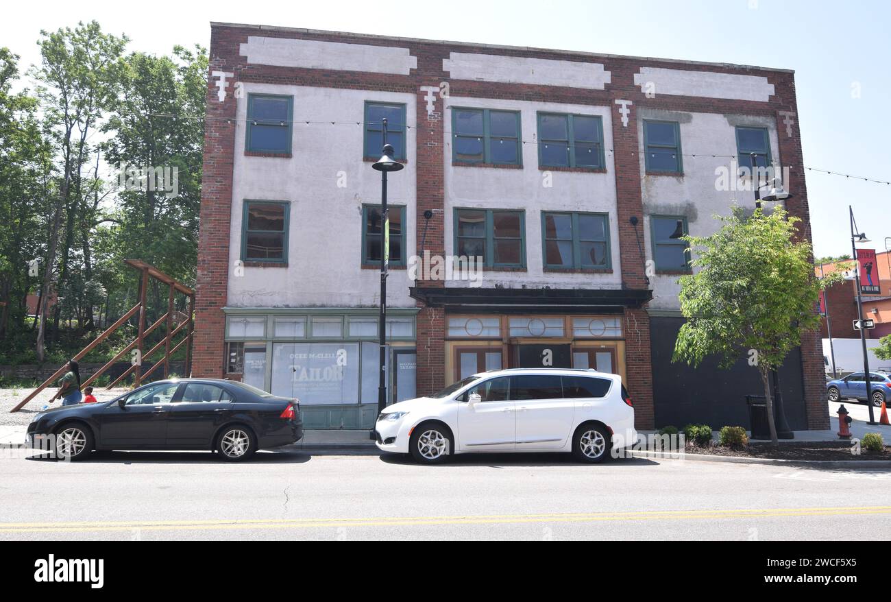 Un SUV blanc garé devant un bâtiment dans le quartier historique 18th et Vine à Kansas City Missouri - mai 2023 Banque D'Images