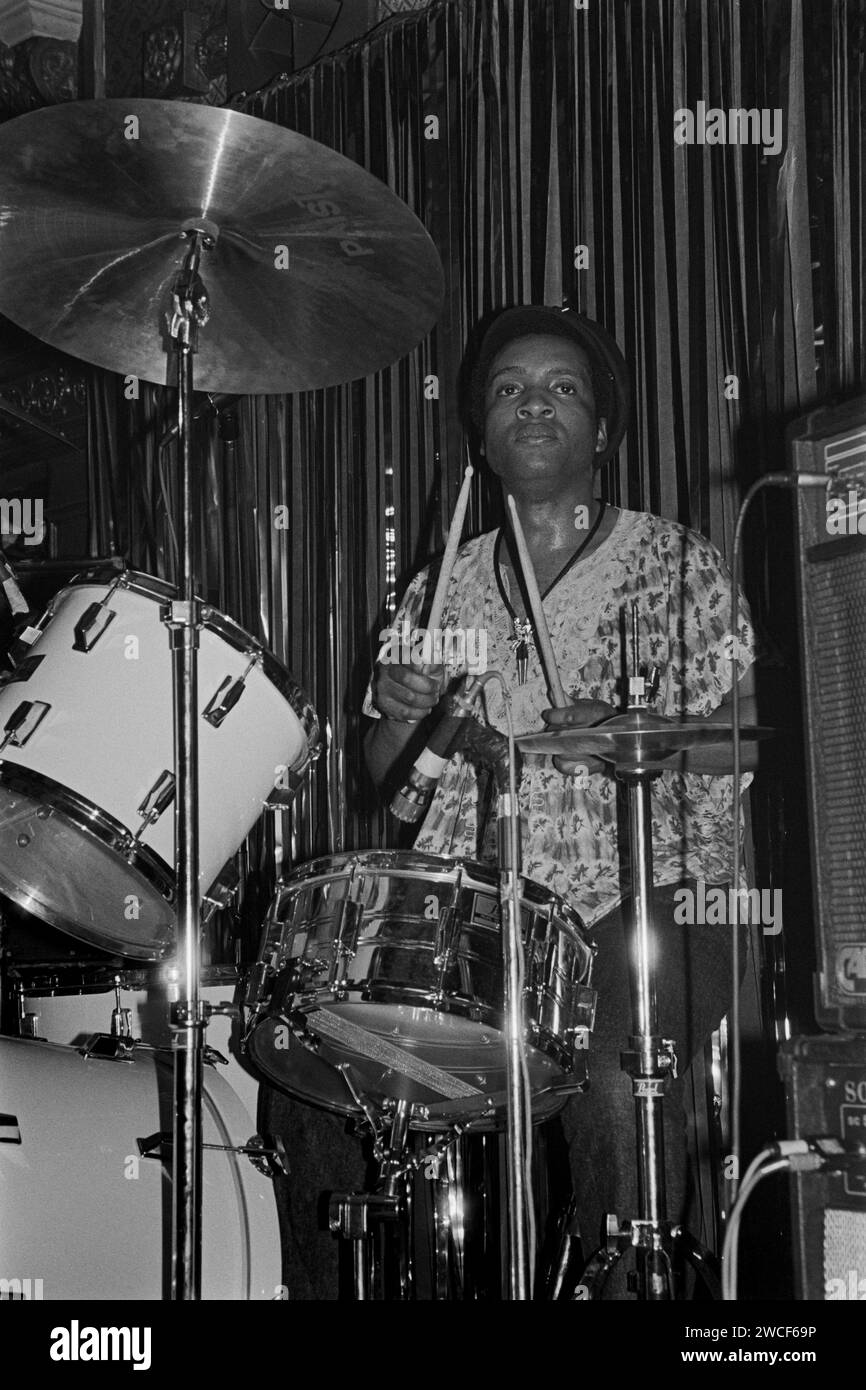 Les Bhundu Boys se produisent dans un pub du marché de la dentelle de Nottingham en 1986. Le groupe zimbabwéen, qui jouait un type de musique connu sous le nom de jit, est devenu très rapidement populaire au Royaume-Uni et en Europe et a joué au stade de Wembley en 1987 avec Madonna. Photo : Kenny Chistvastva, batterie. Banque D'Images