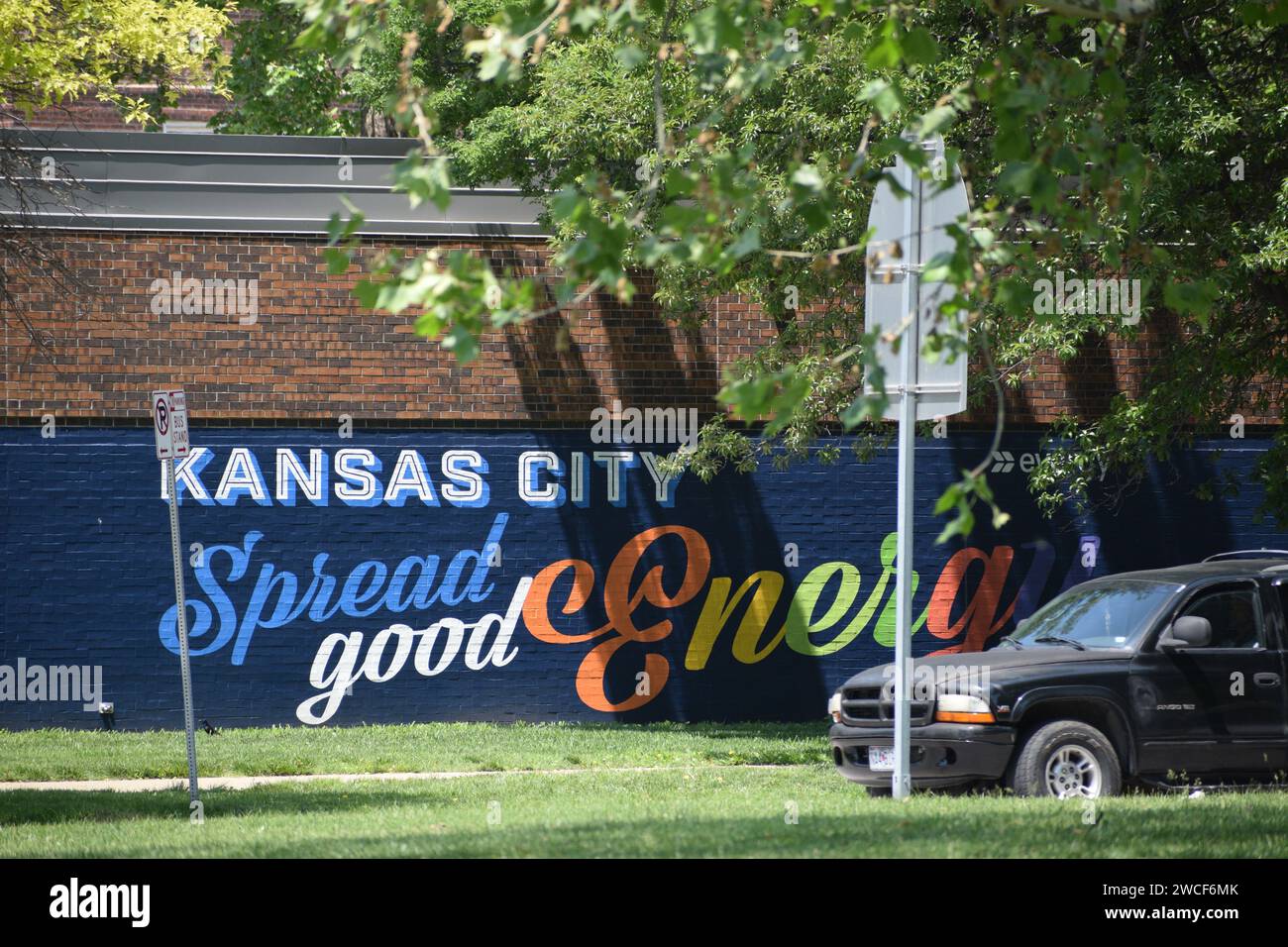 Une fresque murale de bonne énergie diffusée par Kansas City, voiture noire dans le côté droit de l'image - mai 2023 Banque D'Images