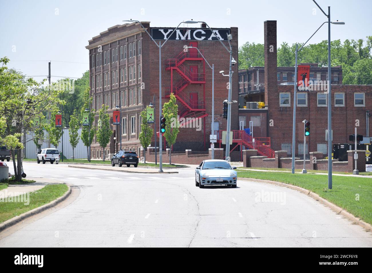 Une automobile Mitsubishi conduisant à Kansas City Missouri, le bâtiment du YMCA en arrière-plan - mai 2023 Banque D'Images