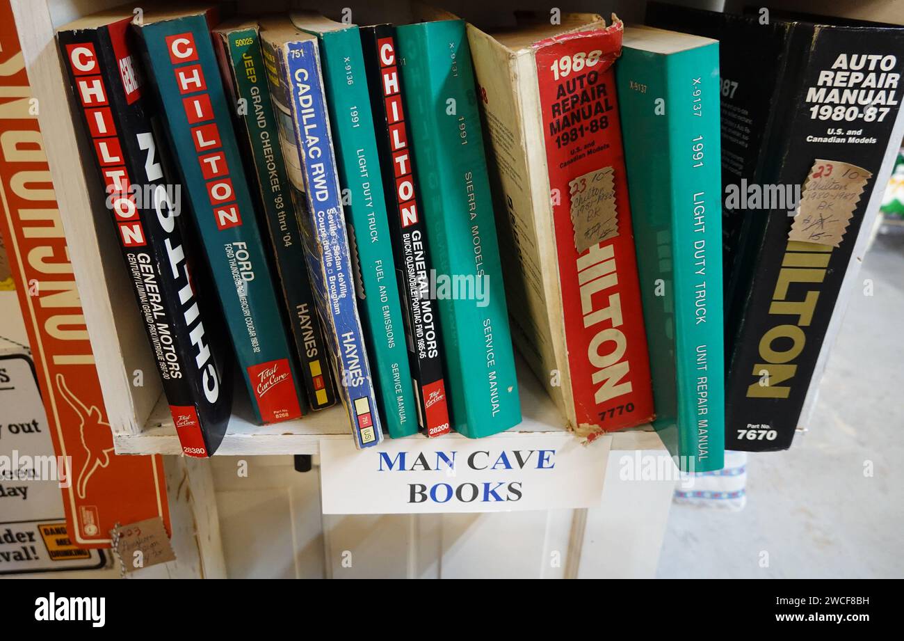 Man Cave Books à vendre comprennent de nombreux manuels de réparation automobile Chilton - novembre 2023 Banque D'Images