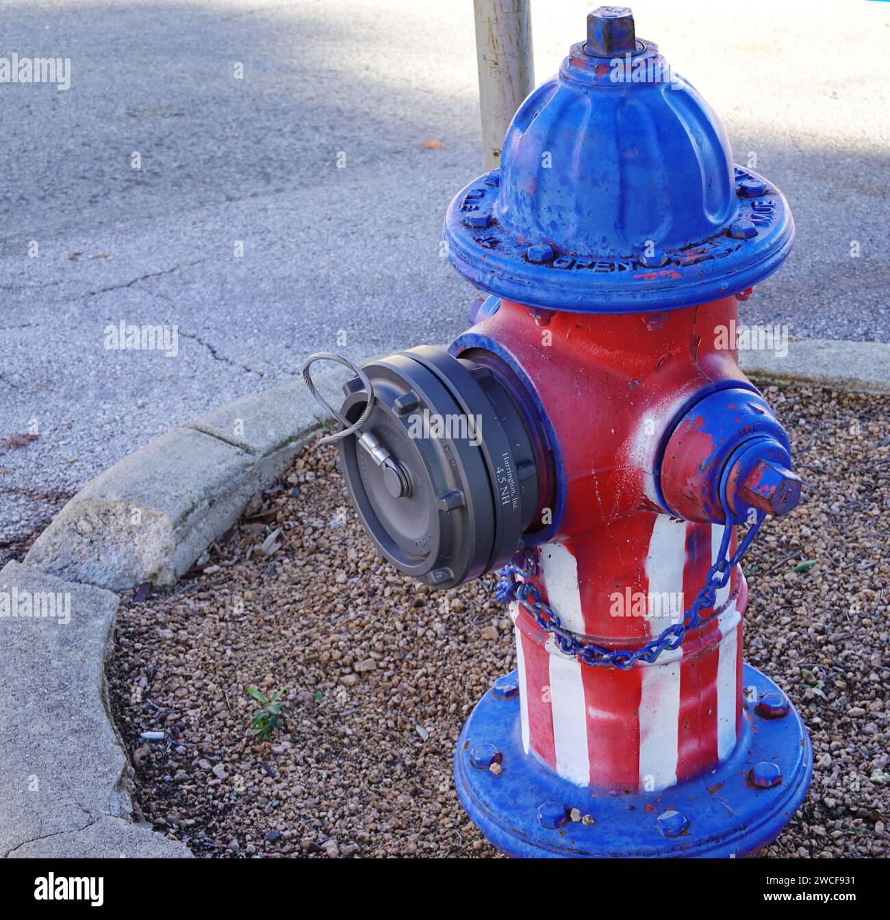 Bouche d'incendie à Lampasas Texas peinte rouge blanc et bleu - novembre 2023 Banque D'Images