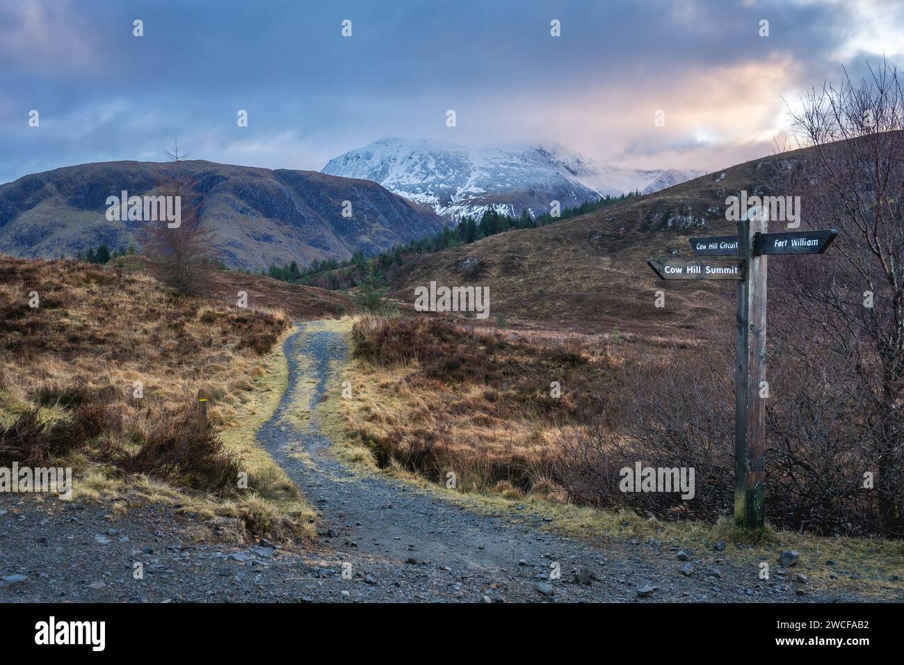Chemin de randonnée avec indications dans les Highlands écossais, fort William Écosse. Banque D'Images