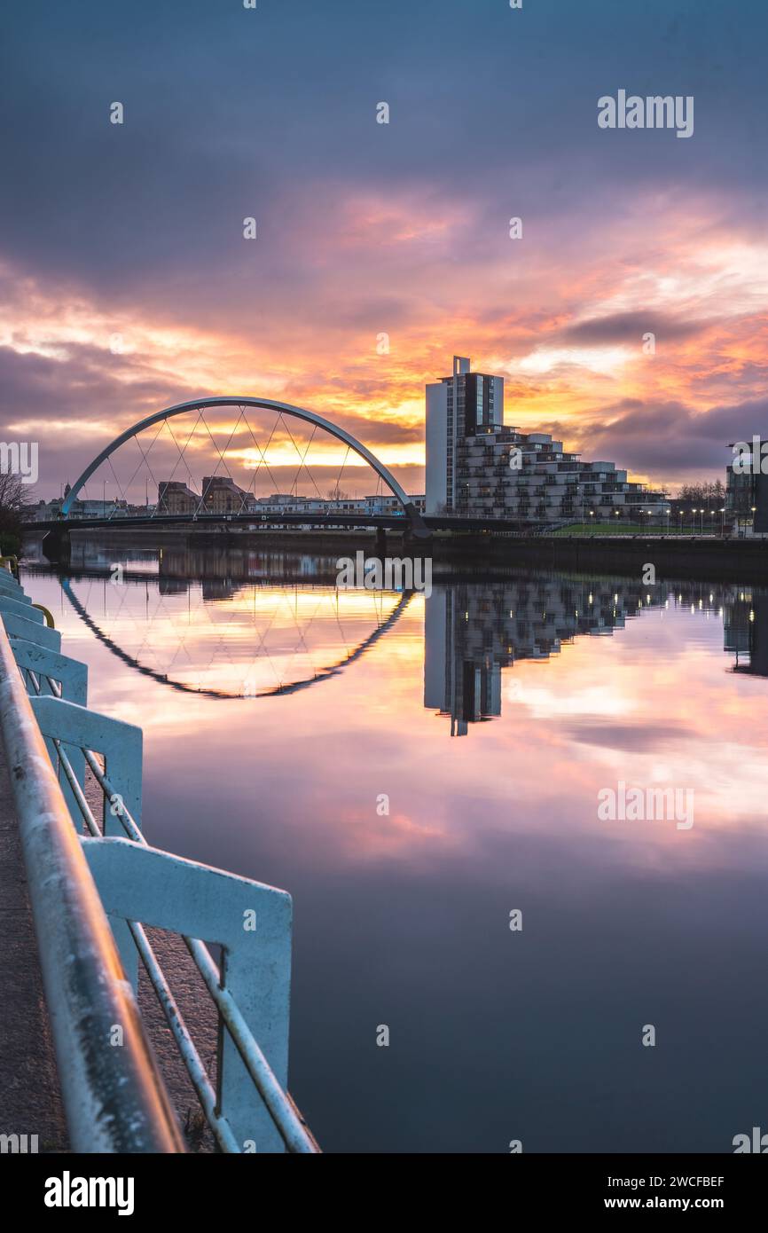 Glasgow avec le pont Clyde Arch sur la rivière Clyde, en Écosse. Banque D'Images