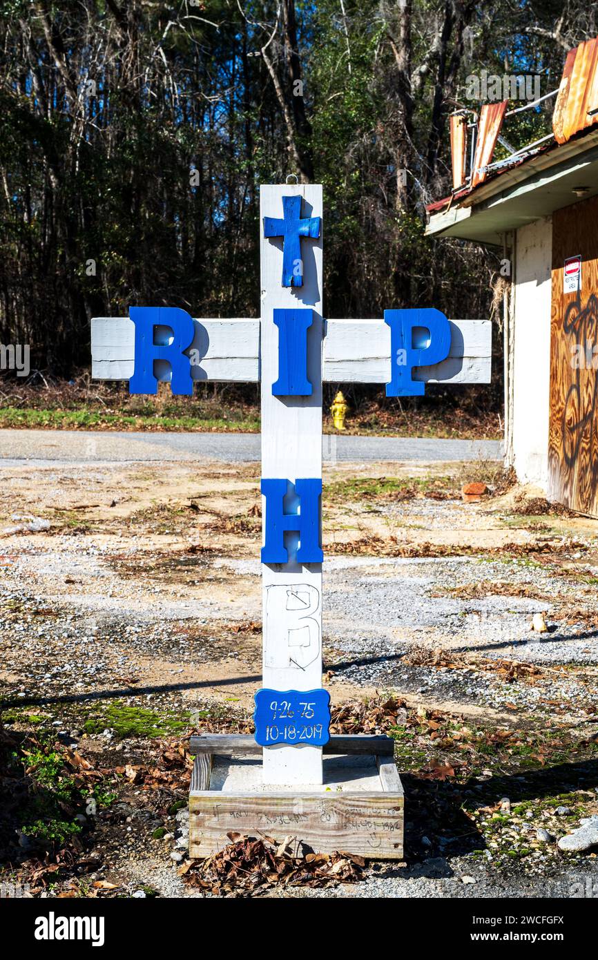 Monument commémoratif d'une mort liée à la circulation routière avec une croix et RIP sur la croix blanche peinte, sur une route rurale de l'Alabama, États-Unis. Banque D'Images