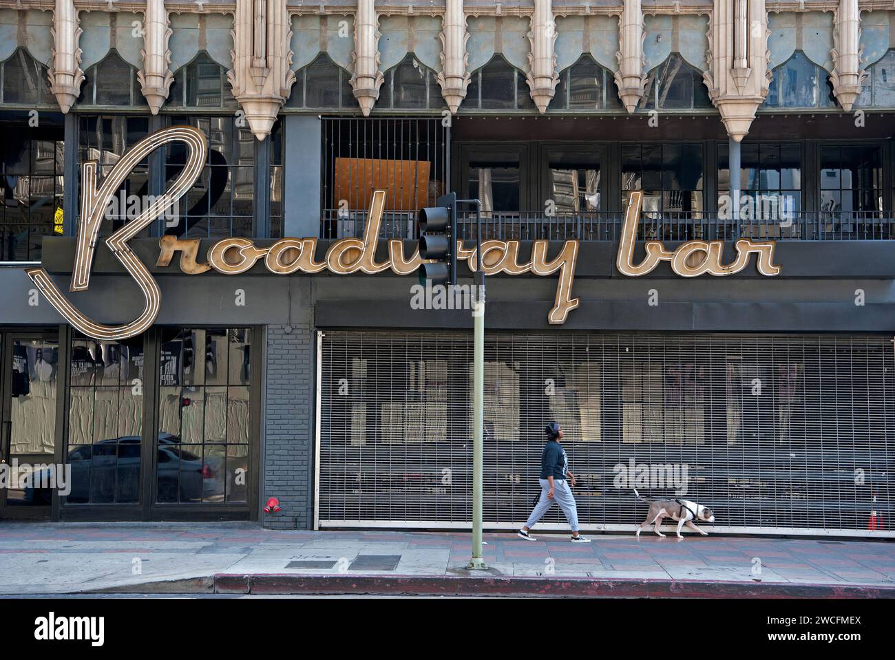 Scène de rue du centre-ville avec signe pour le Broadway Bar et détails architecturaux art déco à Los Angeles, Californie, États-Unis Banque D'Images