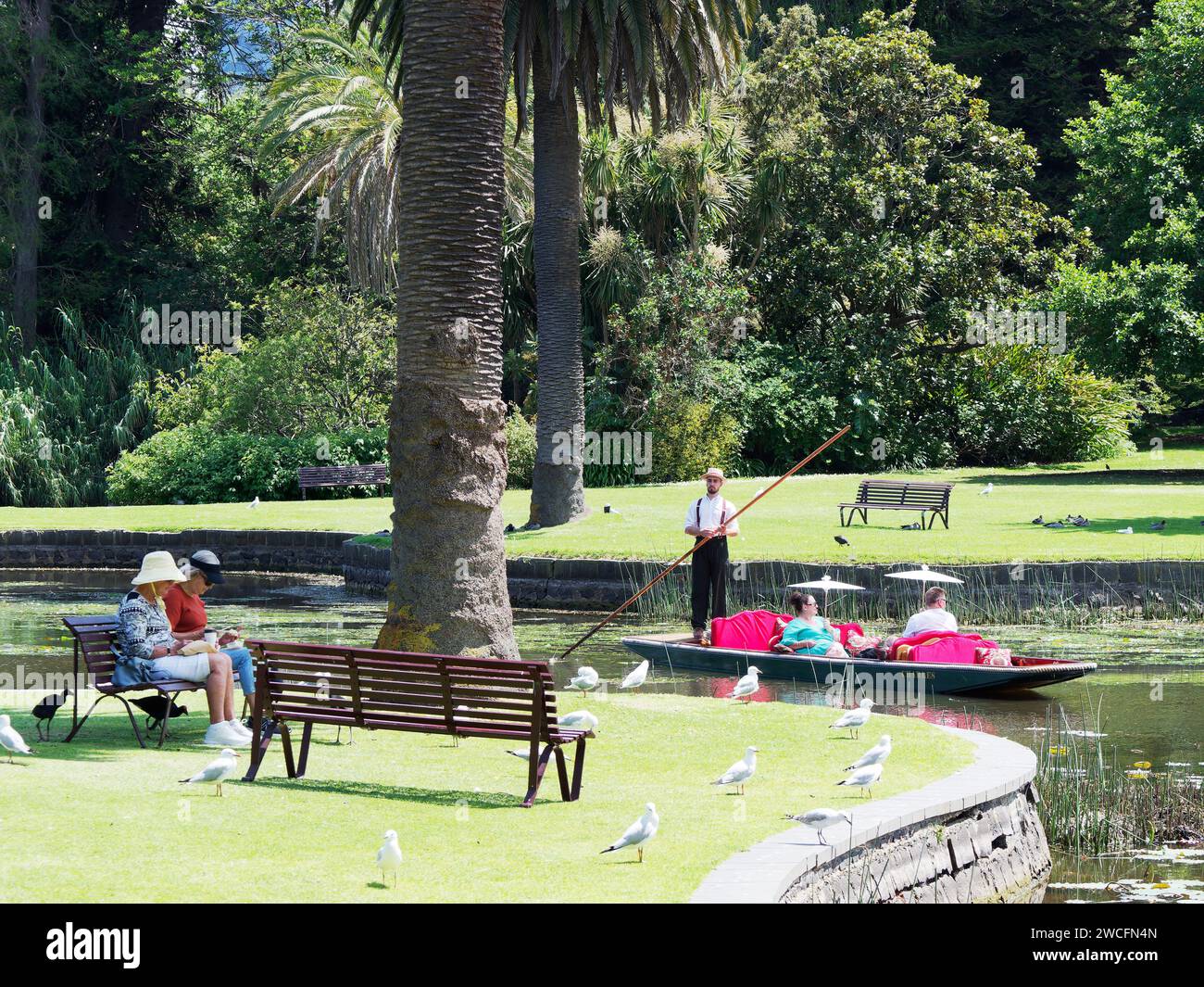 Vue sur les gens qui apprécient le punting sur le lac ornemental des jardins botaniques royaux à Melbourne, Victoria, Australie Banque D'Images