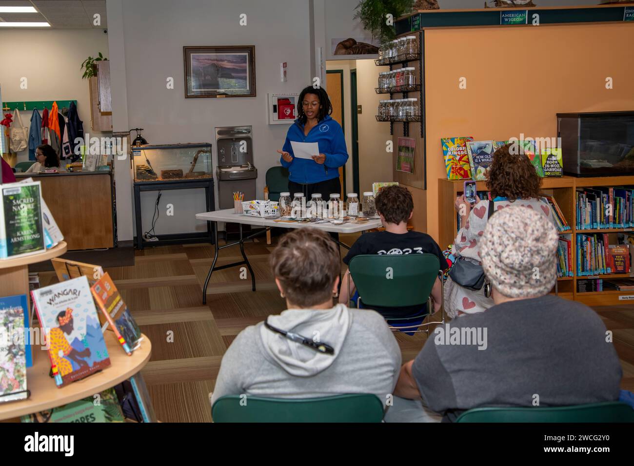 Kansas City, Kansas. Un instructeur démontrant la valeur des semences végétales et alimentaires pour votre jardin dans la bibliothèque F. L. Schlagle et Environmental Lea Banque D'Images