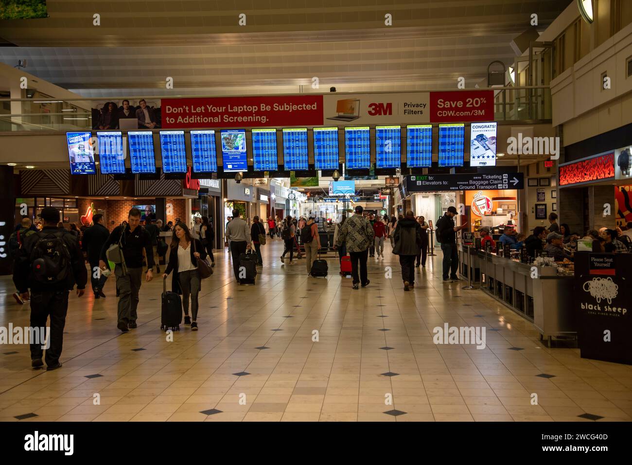 Bloomington, Minnesota.MSP aéroport international. Aéroport occupé avec des voyageurs marchant aux portes et de nombreux magasins dans l'aéroport. Banque D'Images