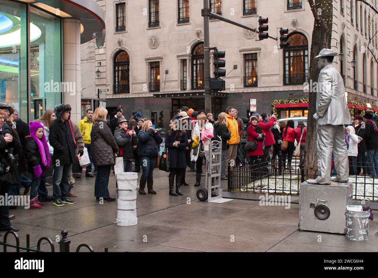 Artiste de rue et foule sur Michigan Avenue à Chicago, Illinois. Banque D'Images