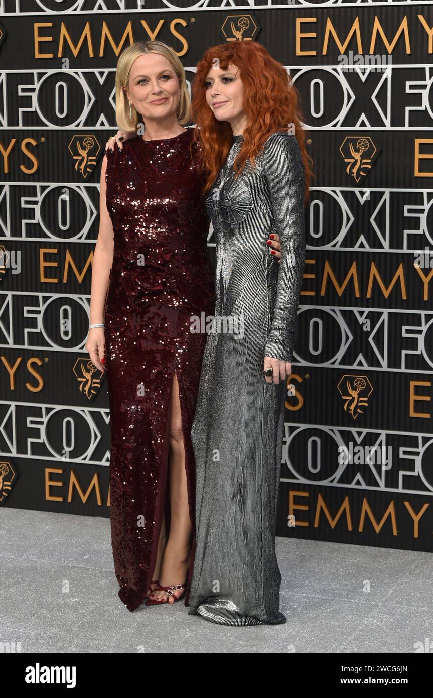 From left, Amy Poehler and Natasha Lyonne arrive at the 75th Primetime Emmy Awards on Monday, Jan. 15, 2024, at the Peacock Theatre in Los Angeles. (Photo by Richard Shotwell/Invision/AP) Banque D'Images