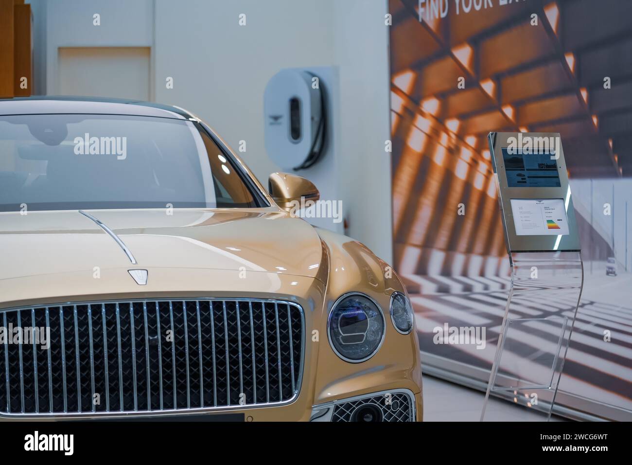 Gold Bentley Flying Spur Azure Hybrid, énergie durable, Mulliner Driving Specification. Salon de voiture hybride de luxe en Thaïlande Bangkok 21 decembe Banque D'Images