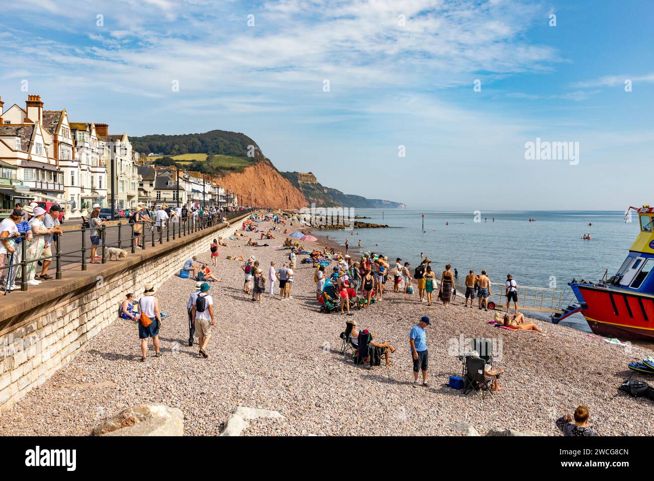 Sidmouth Devon par une très chaude journée de septembre, les vacanciers et les touristes se détendent sur la plage de galets, Angleterre, Royaume-Uni, 2023 Banque D'Images