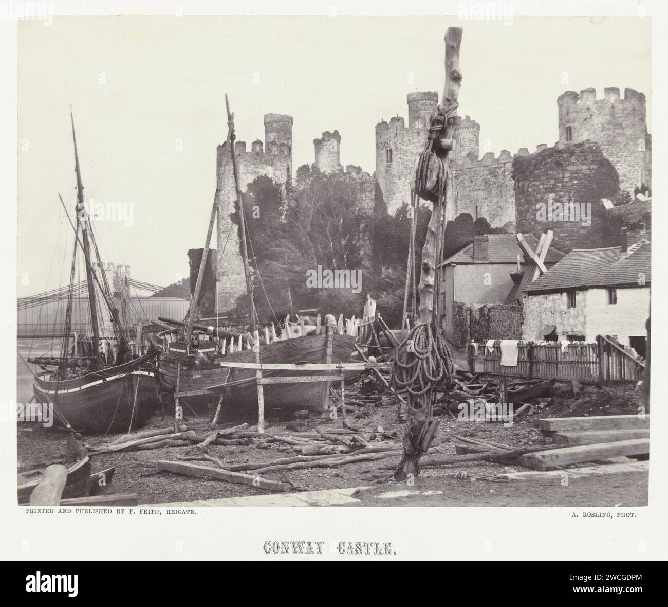 Vue du château de Conwy avec des navires au premier plan, Alfred Rosling, 1859 - 1870 photographie Conwypublisher : papier de Grande-Bretagne. château à imprimé albumine en carton. Navires (en général) - CC - plus d'un navire Conwy Castle Banque D'Images