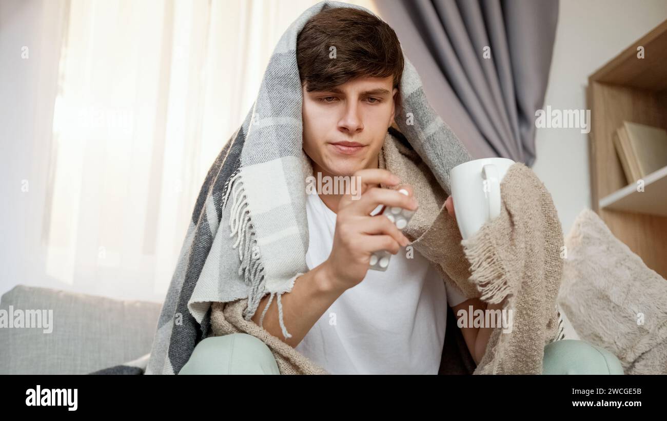 Pilules de couverture pour homme malade du virus buvant du thé à la maison Banque D'Images