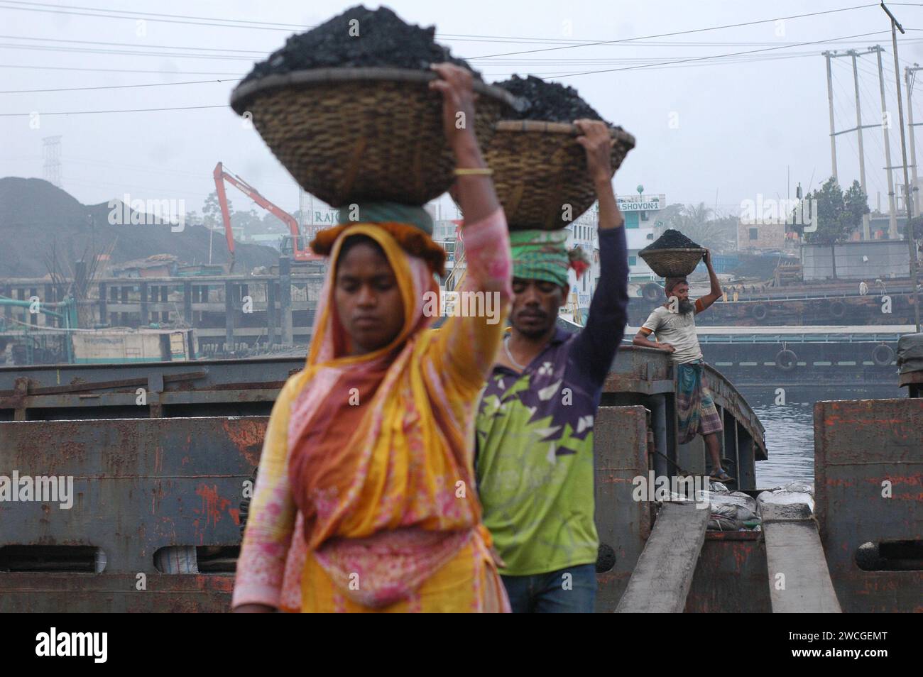 Dhaka, Bangladesh. 16 janvier 2024. Les travailleurs déchargent le charbon d'un cargo sur un marché de gros de charbon à Dhaka. (Image de crédit : © MD Mehedi Hasan/ZUMA Press Wire) USAGE ÉDITORIAL SEULEMENT! Non destiné à UN USAGE commercial ! Banque D'Images