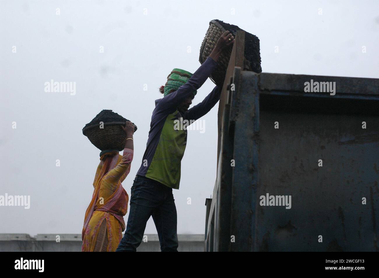 Dhaka, Bangladesh. 16 janvier 2024. Des travailleurs chargent un camion de livraison sur un marché de gros de charbon à Dhaka. (Image de crédit : © MD Mehedi Hasan/ZUMA Press Wire) USAGE ÉDITORIAL SEULEMENT! Non destiné à UN USAGE commercial ! Banque D'Images