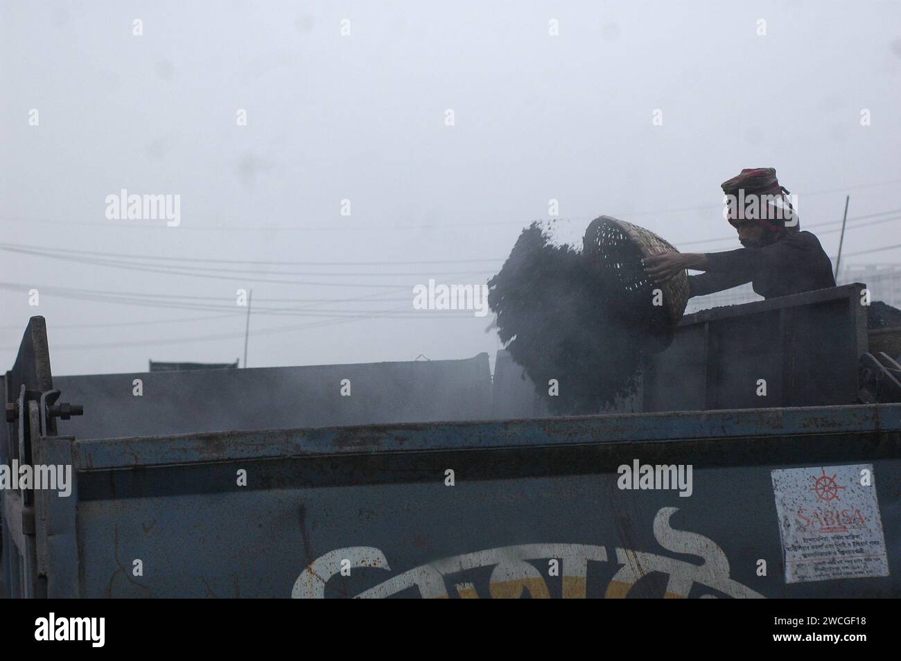 Dhaka, Bangladesh. 16 janvier 2024. Un travailleur charge un camion de livraison sur un marché de gros de charbon à Dhaka. (Image de crédit : © MD Mehedi Hasan/ZUMA Press Wire) USAGE ÉDITORIAL SEULEMENT! Non destiné à UN USAGE commercial ! Banque D'Images