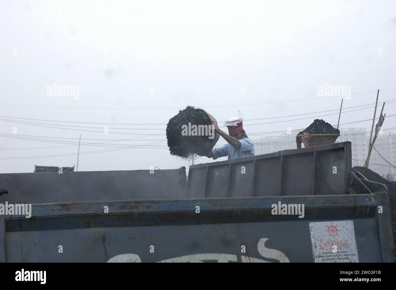 Dhaka, Bangladesh. 16 janvier 2024. Des travailleurs chargent un camion de livraison sur un marché de gros de charbon à Dhaka. (Image de crédit : © MD Mehedi Hasan/ZUMA Press Wire) USAGE ÉDITORIAL SEULEMENT! Non destiné à UN USAGE commercial ! Banque D'Images