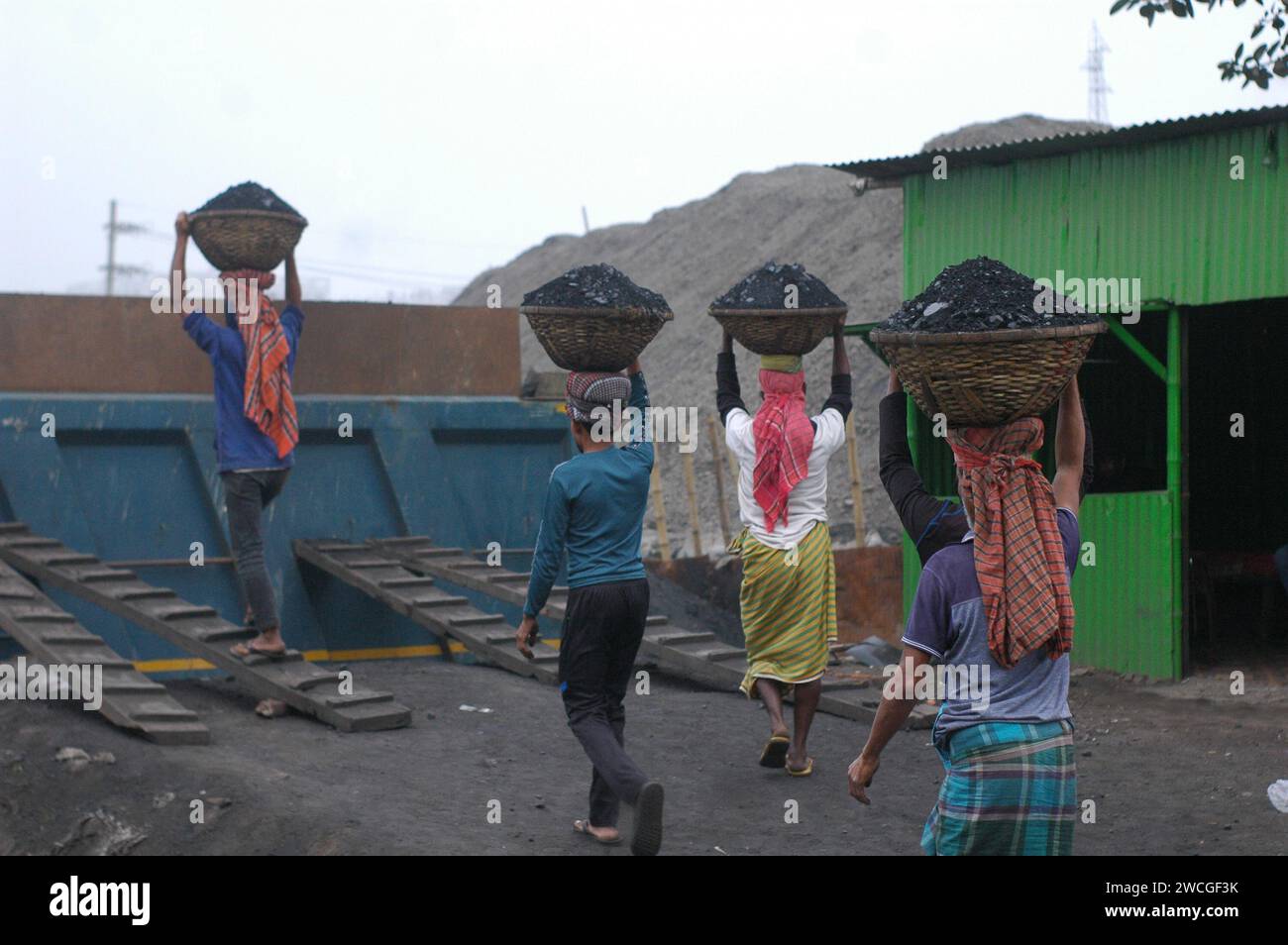 Dhaka, Bangladesh. 16 janvier 2024. Des travailleurs chargent un camion de livraison sur un marché de gros de charbon à Dhaka. (Image de crédit : © MD Mehedi Hasan/ZUMA Press Wire) USAGE ÉDITORIAL SEULEMENT! Non destiné à UN USAGE commercial ! Banque D'Images