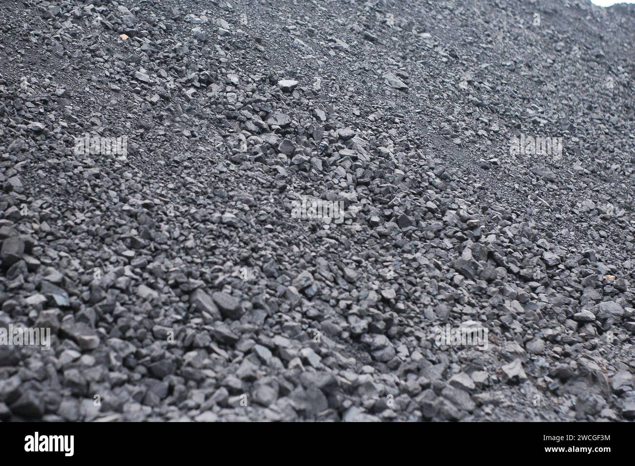 Dhaka, Bangladesh. 16 janvier 2024. Le charbon est chargé dans un camion de livraison sur un marché de gros à Dhaka. (Image de crédit : © MD Mehedi Hasan/ZUMA Press Wire) USAGE ÉDITORIAL SEULEMENT! Non destiné à UN USAGE commercial ! Banque D'Images