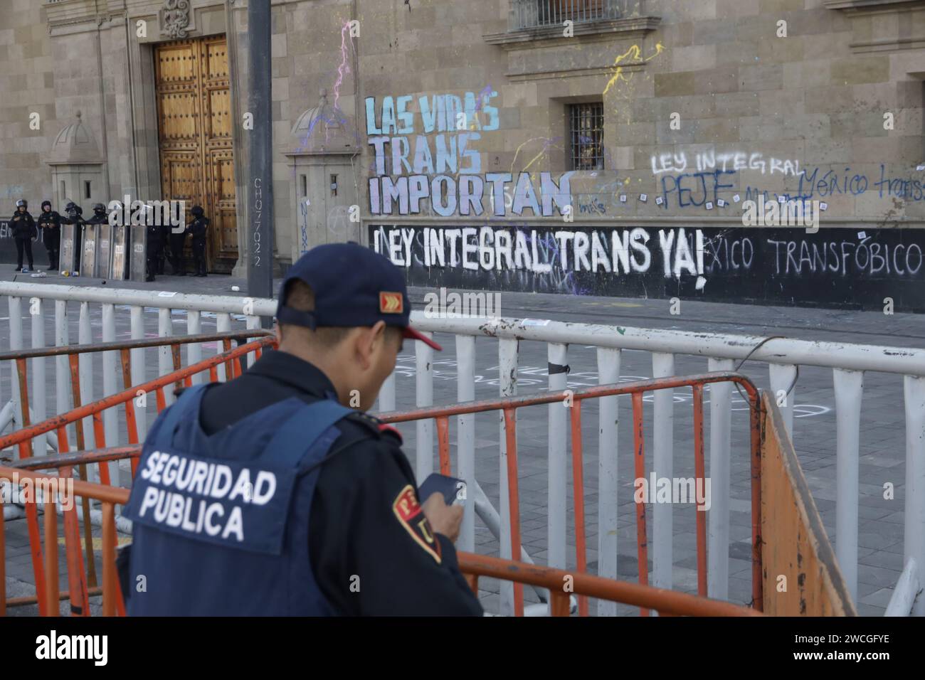 Mexico, Mexique. 15 janvier 2024. 15 janvier 2024, Mexico, Mexique : un groupe de femmes transgenres condamnent le meurtre de leurs collègues et l'inaction du gouvernement pour résoudre les crimes, dénoncent dans leur protestation en peignant des légendes sur les murs du Palais National de Mexico. Le 15 janvier 2024 à Mexico, Mexique (photo de Luis Barron/Eyepix Group/Sipa USA). Crédit : SIPA USA/Alamy Live News Banque D'Images