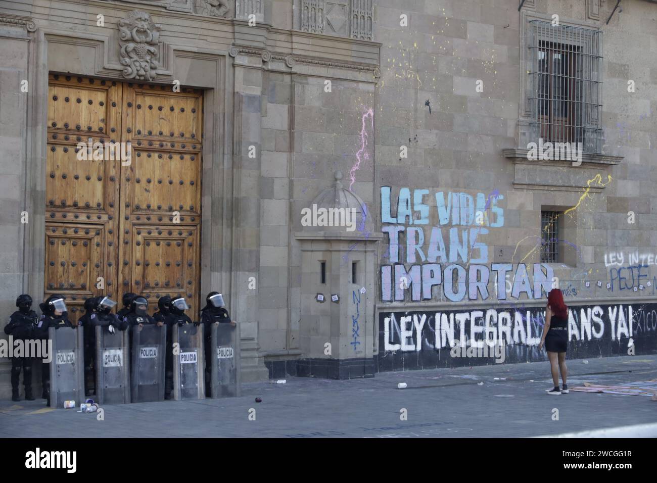 Mexico, Mexique. 15 janvier 2024. 15 janvier 2024, Mexico, Mexique : un groupe de femmes transgenres condamnent le meurtre de leurs collègues et l'inaction du gouvernement pour résoudre les crimes, dénoncent dans leur protestation en peignant des légendes sur les murs du Palais National de Mexico. Le 15 janvier 2024 à Mexico, Mexique (photo de Luis Barron/Eyepix Group/Sipa USA). Crédit : SIPA USA/Alamy Live News Banque D'Images