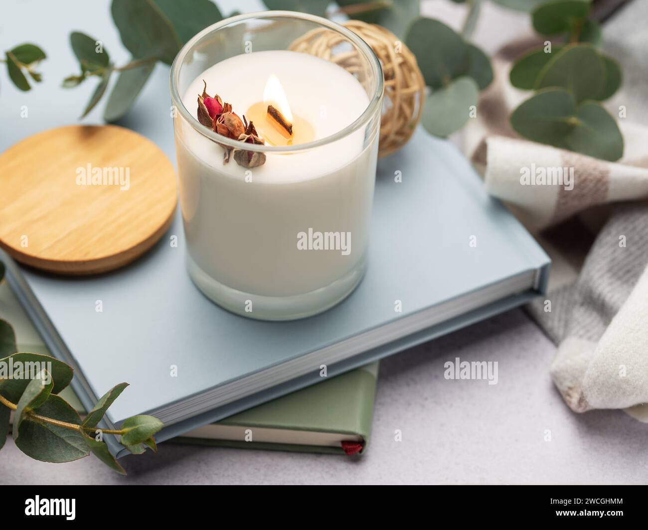 Bougie aromatique sur la table. Bougies de soja dans un bocal. Aromathérapie et détente dans le spa et la maison. Nature morte. Banque D'Images