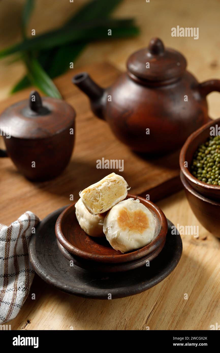 Bakpia Pathuk Jogja traditionnelle oleh-oleh Pie avec influence chinoise, servir sur une assiette en terre cuite Banque D'Images