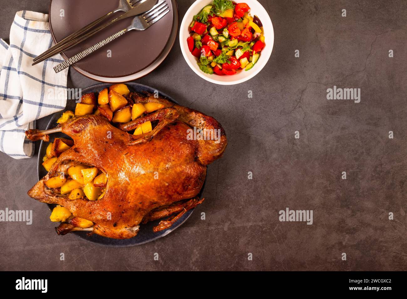 Canard rôti maison. Canard rôti entier croustillant sur assiette avec pomme de terre et oignon. Thanksgiving ou dîner de Noël. Banque D'Images