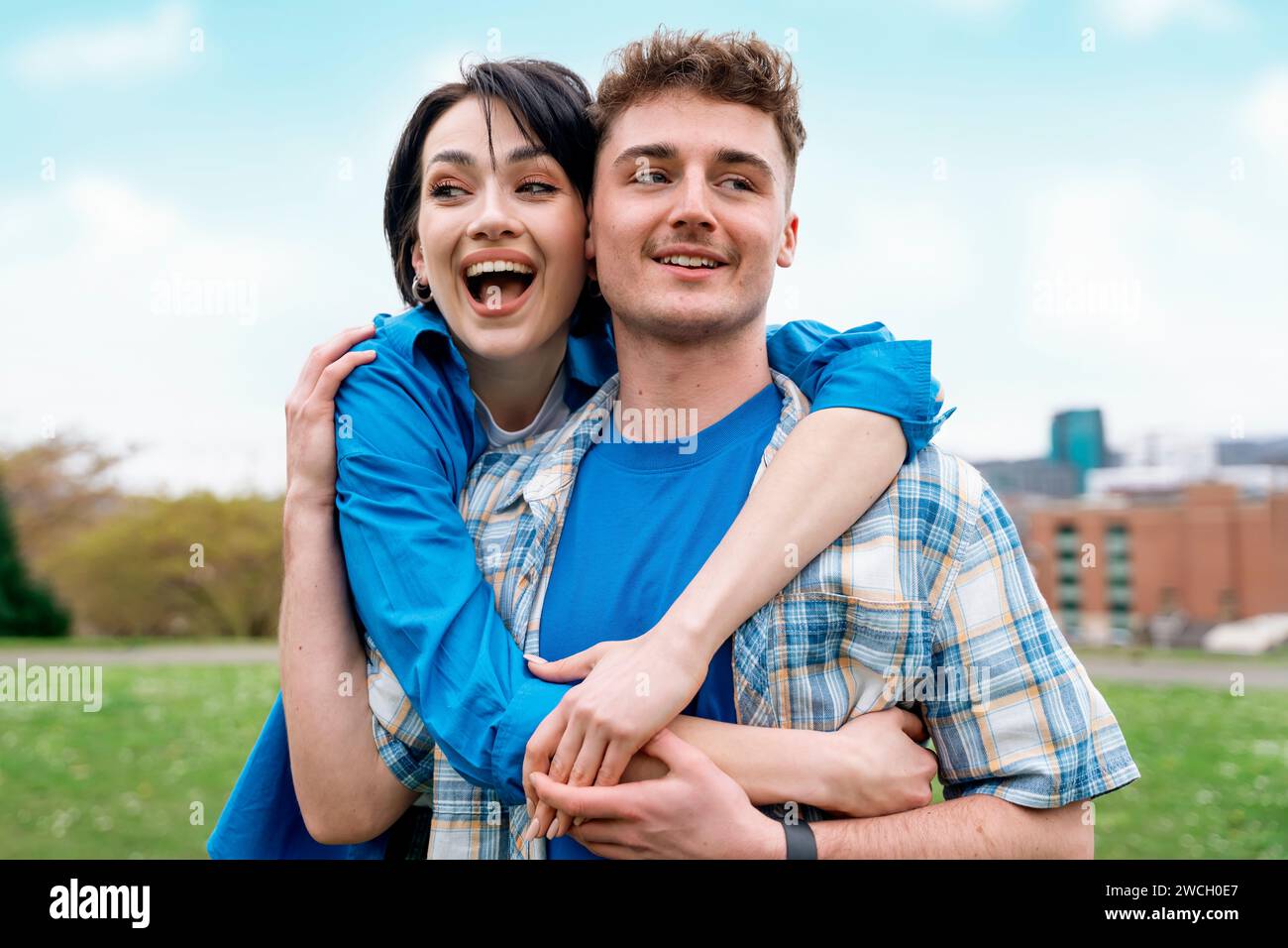 une jeune femme et un homme se rencontrent et s'étreignent dans le parc pour une promenade Banque D'Images