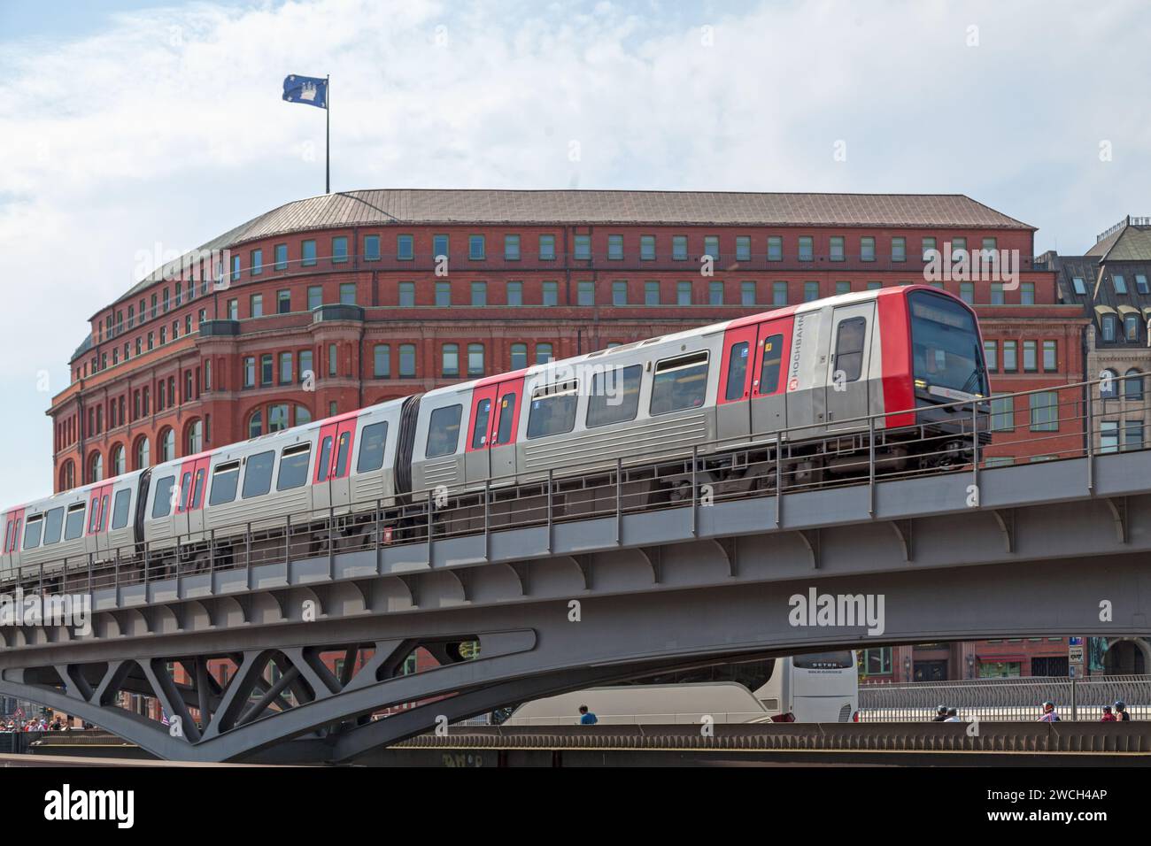 Hambourg, Allemagne - juin 30 2019 : métro de la Hamburger Hochbahn AG passant sur un pont près de la rivière. Banque D'Images