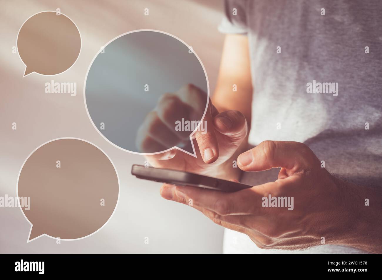 Taper un message texte sur smartphone avec des maquettes de bulles vocales, mise au point sélective Banque D'Images