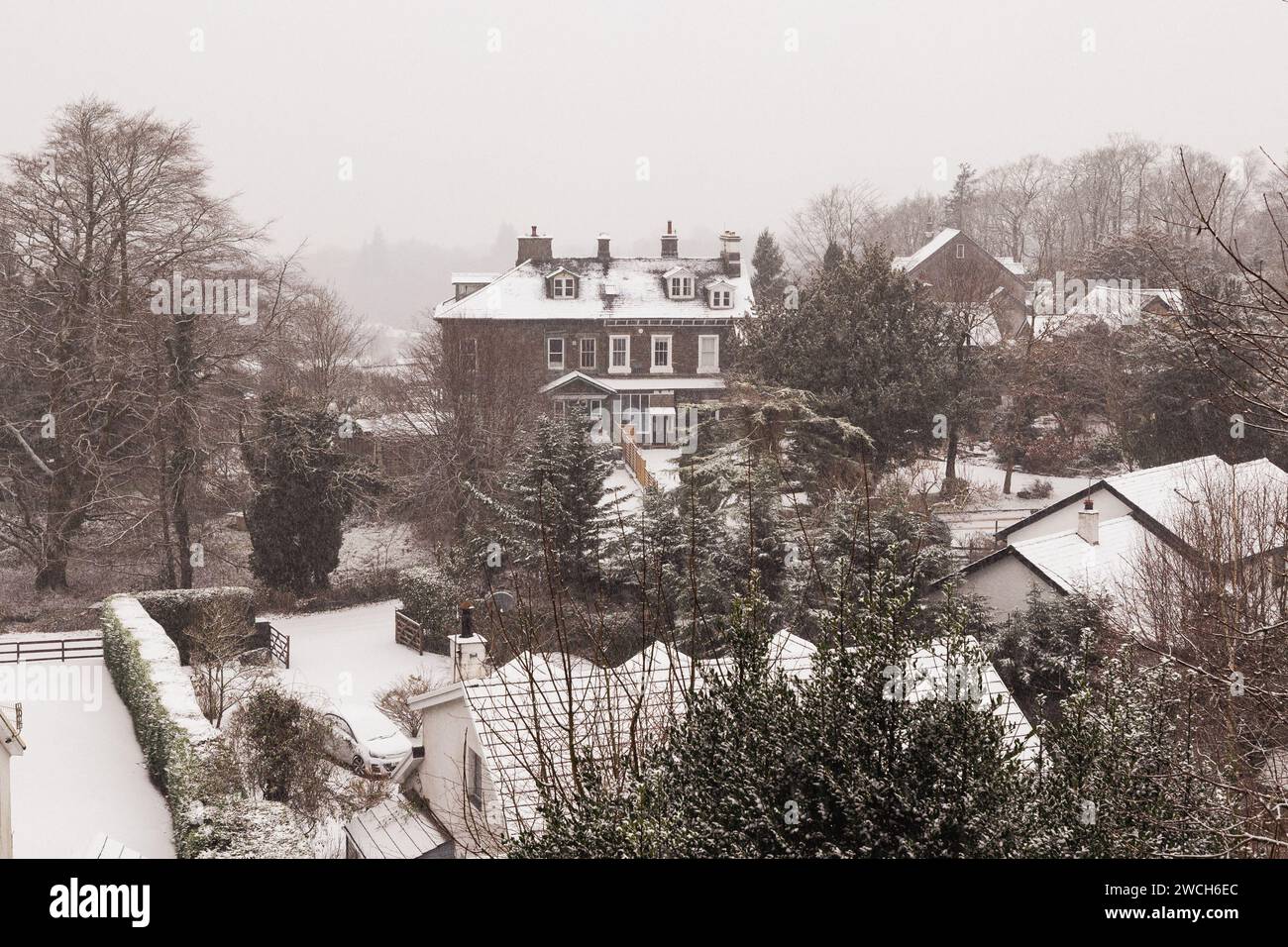 Cumbria, Royaume-Uni. 16 janvier 2024. UK Météo. Windermere Village neige un matin extrêmement froid dans le Lake District. Crédit : Gordon Shoosmith/Alamy Live News Banque D'Images