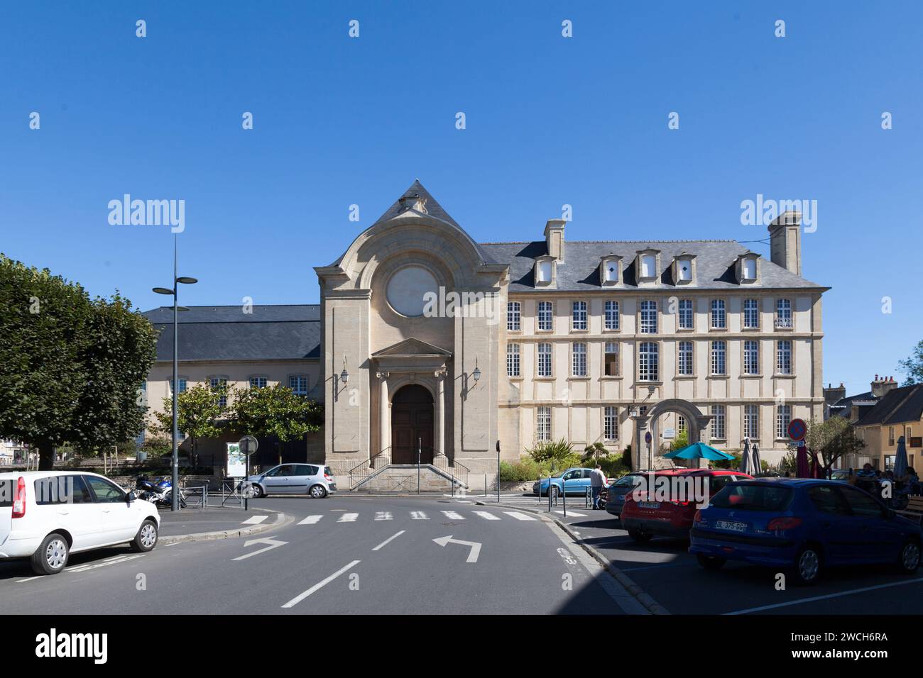 Bayeux, France - août 06 2020 : le couvent de la Charité est un bâtiment créé en 1652. De nos jours, le couvent a été profané et sert de confe Banque D'Images
