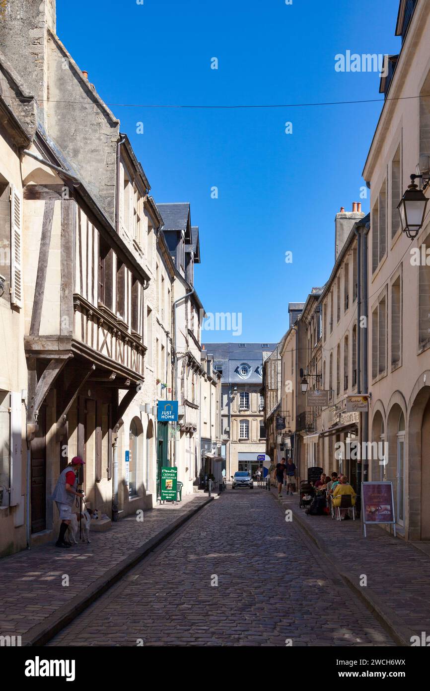 Bayeux, France - août 06 2020 : Maison de ville à colombages dans le centre-ville. Banque D'Images