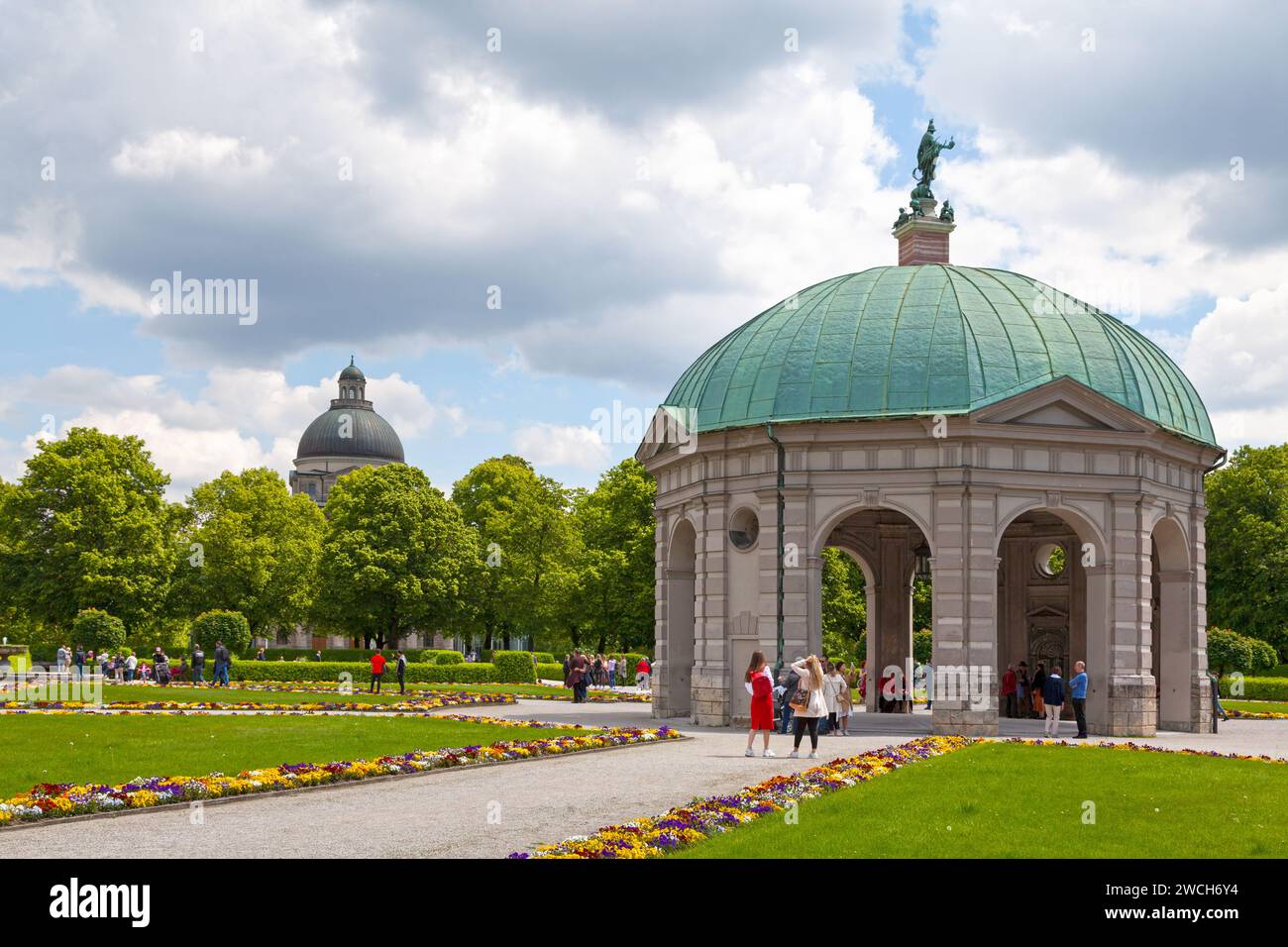 Munich, Allemagne - Mai 30 2019 : le jardin de la Cour (Hofgarten) avec le pavillon de Diane (Dianatempel) et le dôme de la Bayerische Staatskanzlei ci-dessus Banque D'Images