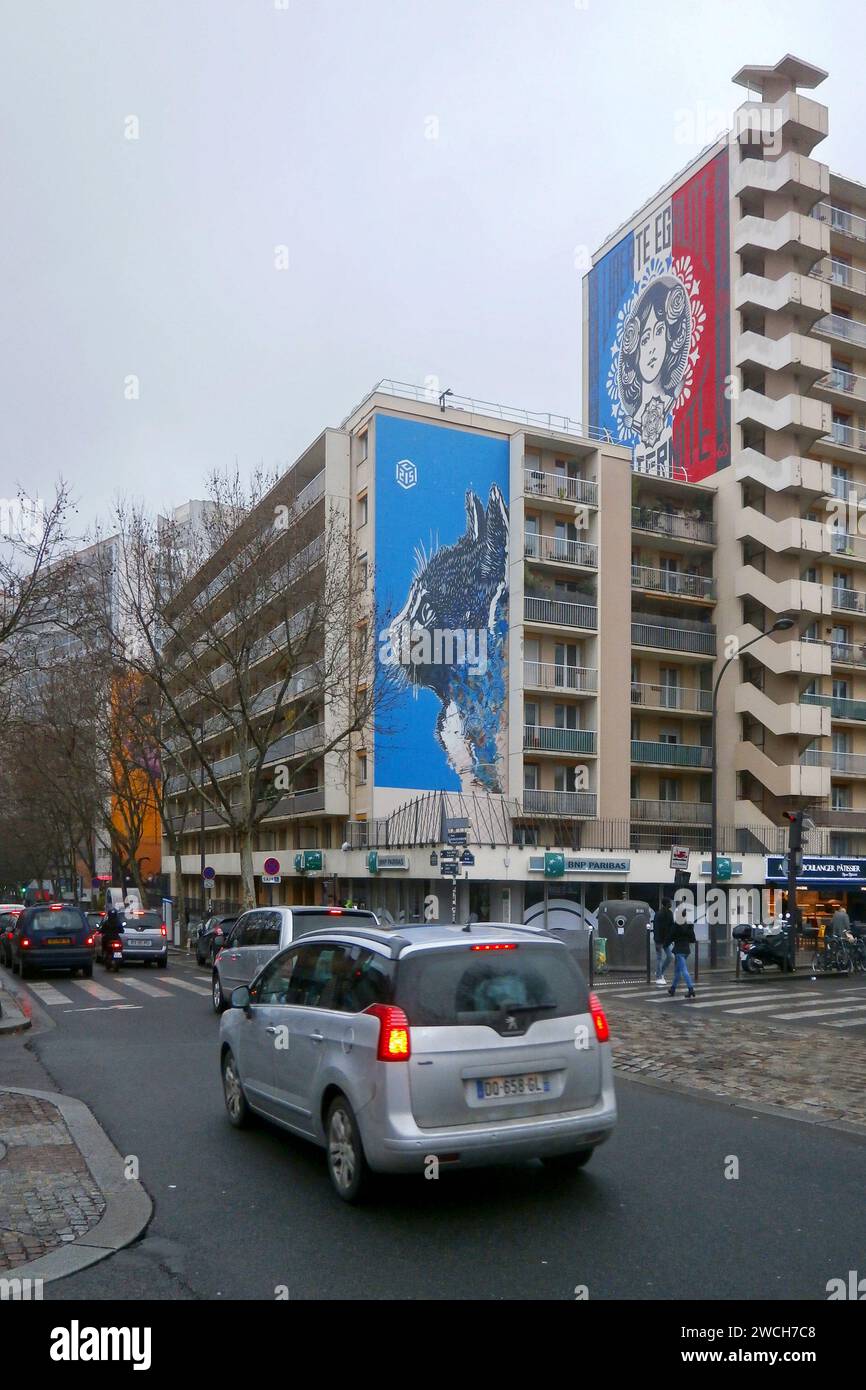 Paris, France - 21 décembre 2017 : série de deux peintures murales, situées sur le boulevard Vincent Auriol, près du métro Chevaleret dans le 13th arrondissement Banque D'Images